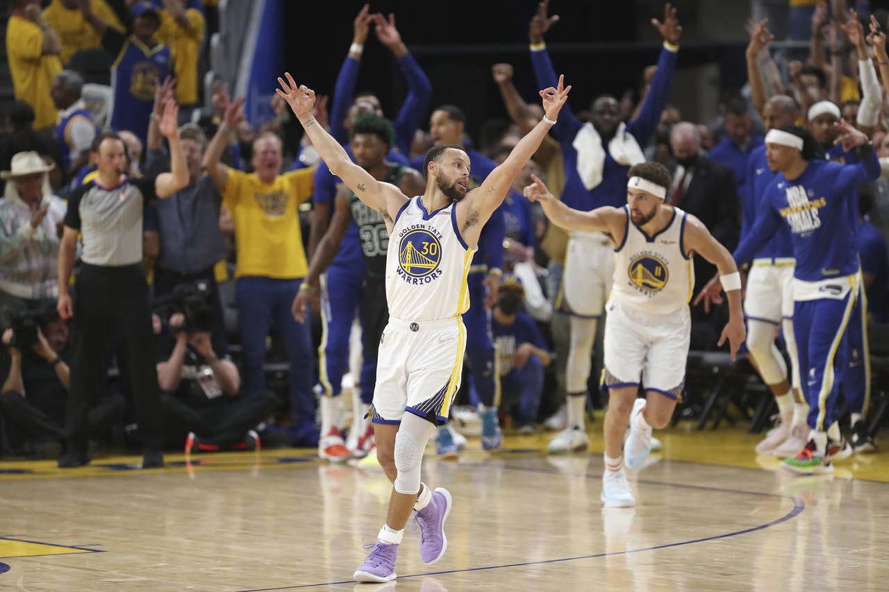 Golden State Warriors guard Stephen Curry (30) celebrates after guard Klay Thompson, right, shot a ...