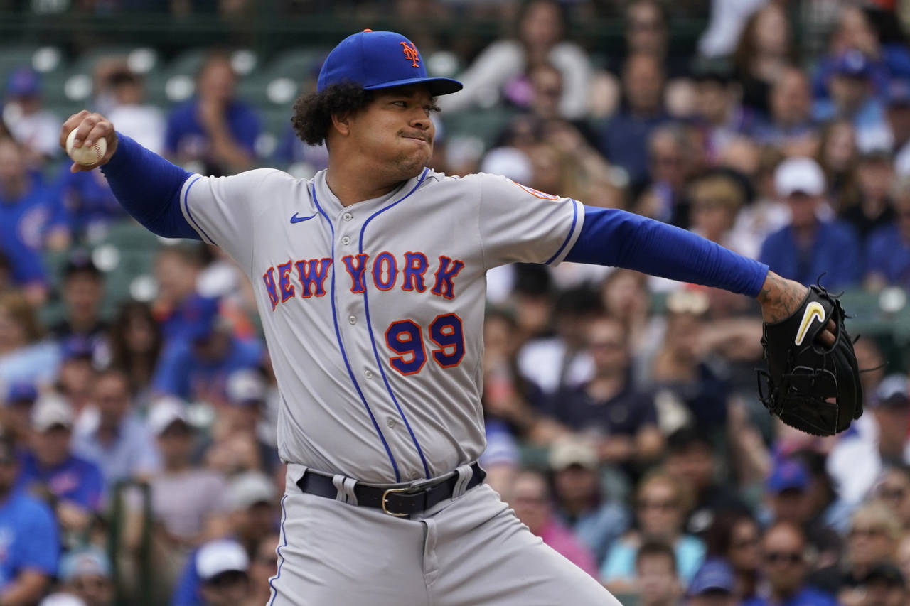 New York Mets starting pitcher Taijuan Walker throws against the Chicago Cubs during the first inni...