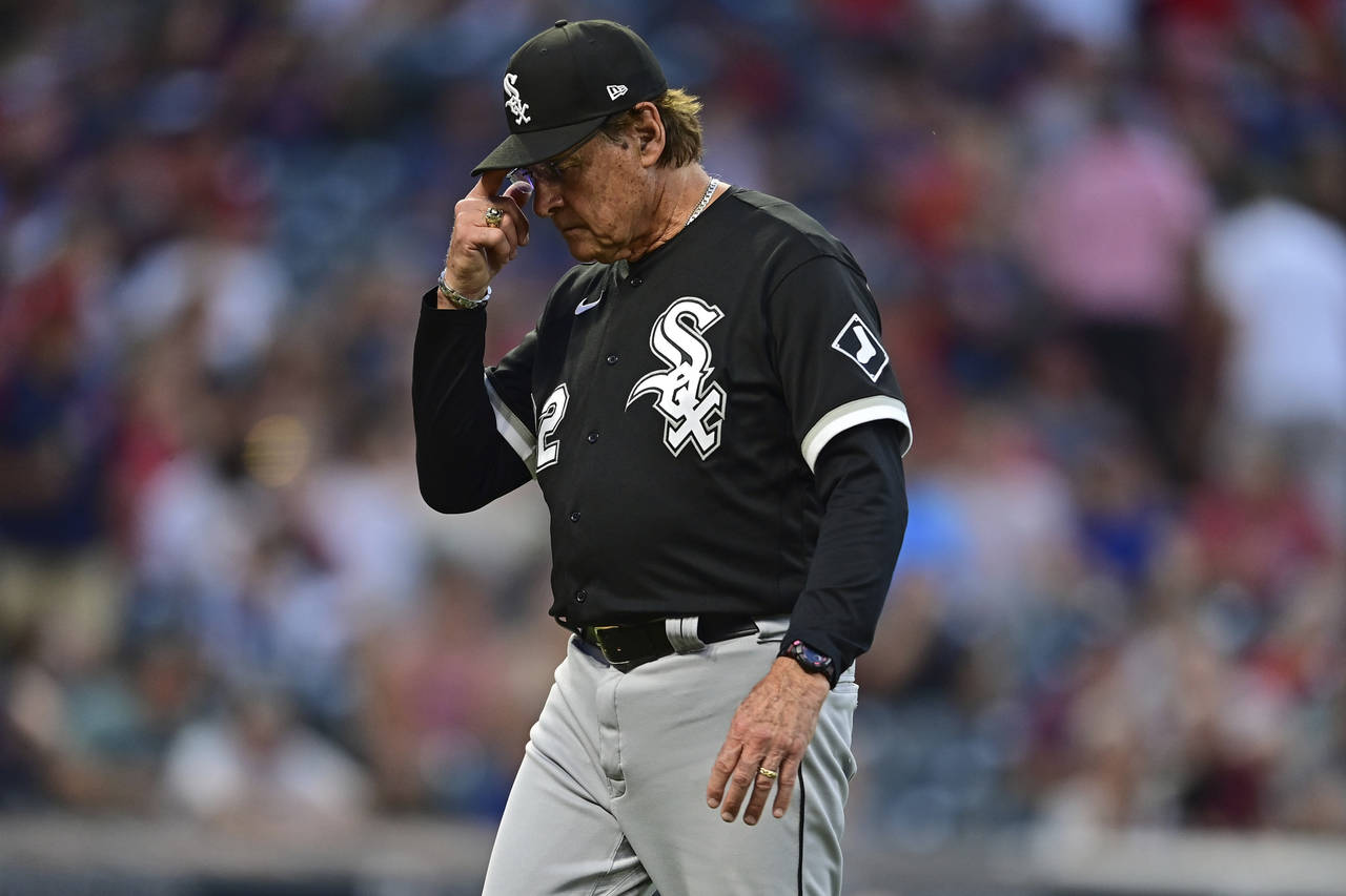 Chicago White Sox manager Tony La Russa walks to the dugout after removing starting pitcher Lance L...