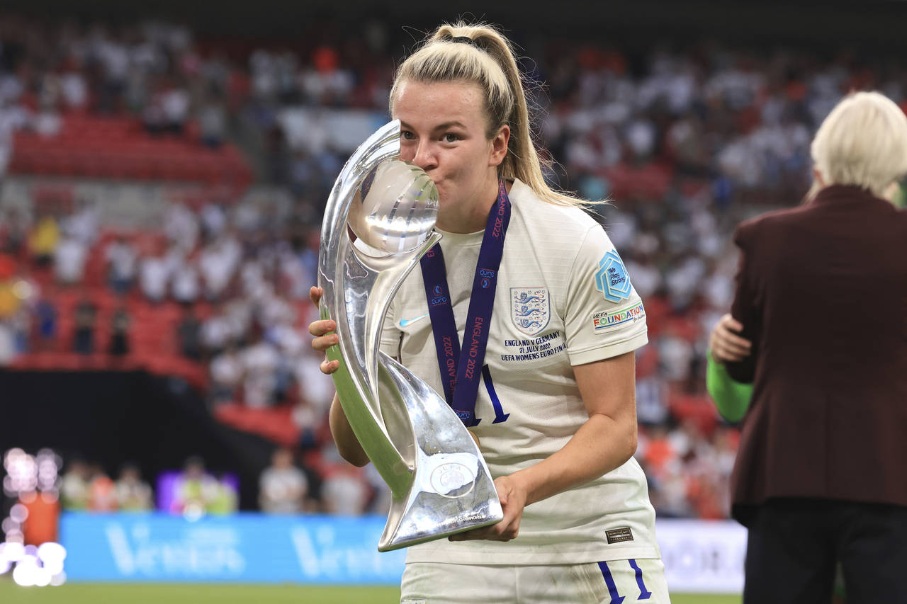 England's Lauren Hemp poses kissing the trophy after the Women's Euro 2022 final soccer match betwe...