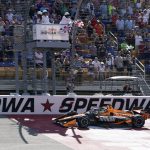 
              Pato O'Ward, de México, cruza la meta y recibe la bandera a cuadros, al terminar primero en la serie IndyCar Series, el domingo 24 de julio de 2022, en Iowa Speedway, en Newton, Iowa. (AP Foto/Charlie Neibergall)
            
