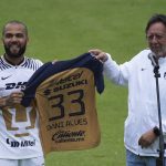 
              Brazilian Dani Alves receives his official Pumas' jersey from club president Leopoldo Silva, during his presentation as a new member of the Pumas UNAM soccer club, on the pitch at the Pumas training facility in Mexico City, Saturday, July 23, 2022. (AP Photo/Marco Ugarte)
            