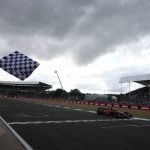 
              Carlos Sainz cruza la meta al ganar el Gran Premio Británico en Silverstone, el domingo 3 de julio de 2022. (AP Foto/Matt Dunham, Pool)
            