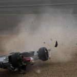 
              El piloto Guanyu Zhou de Alfa Romeo choca en la largada del Gran Premio Británico en Silverstone, el domingo 3 de julio de 2022. (AP Foto/Frank Augstein)
            