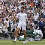 
              Novak Djokovic celebra tras vencer a Jannik Sinner en los cuartos de final de Wimbledon, el martes 5 de julio de 2022. (AP Foto/Alastair Grant)
            