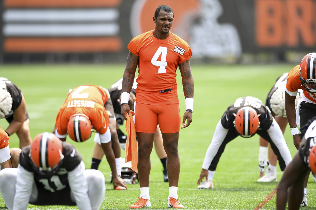 Cleveland Browns quarterback Deshaun Watson warms up during the NFL football team's training camp, ...