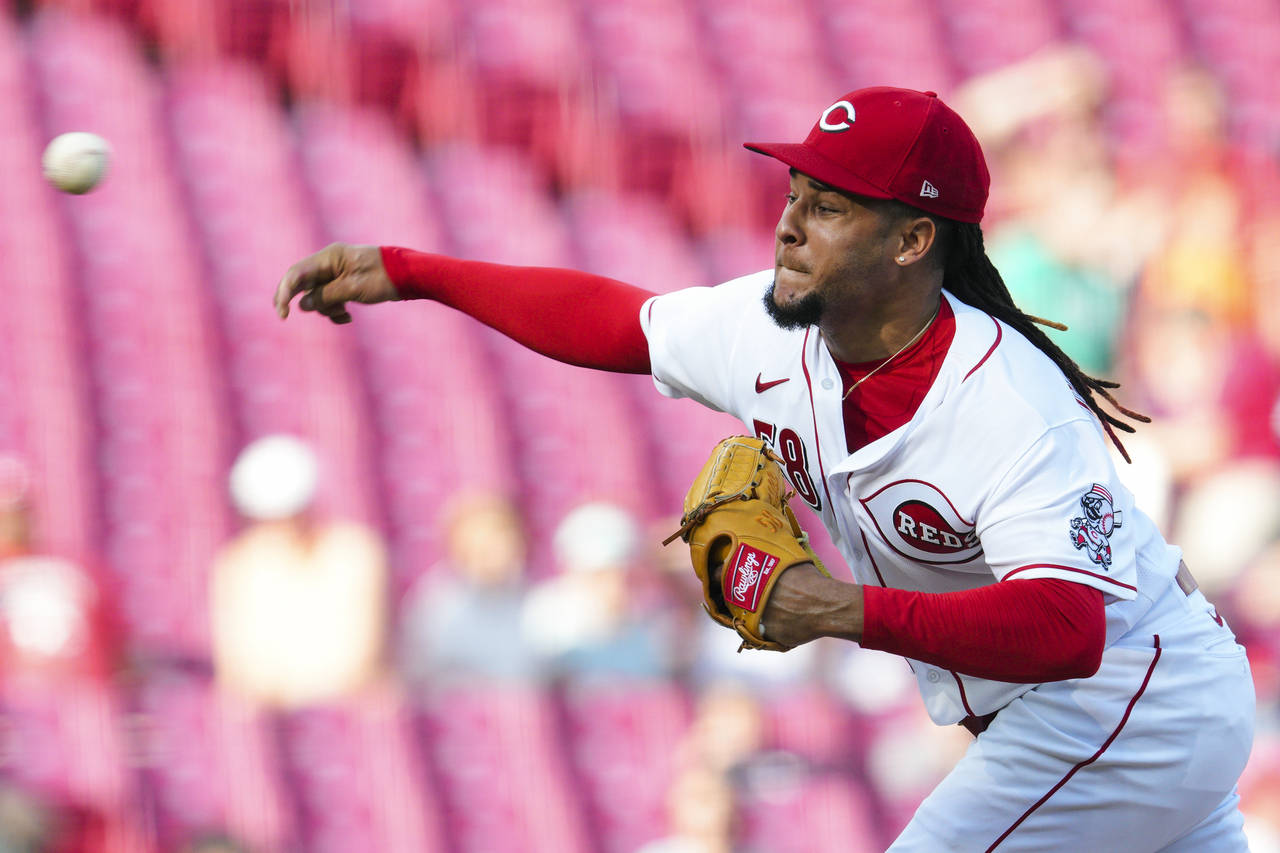 Cincinnati Reds starting pitcher Luis Castillo throws during the first inning of the team's basebal...