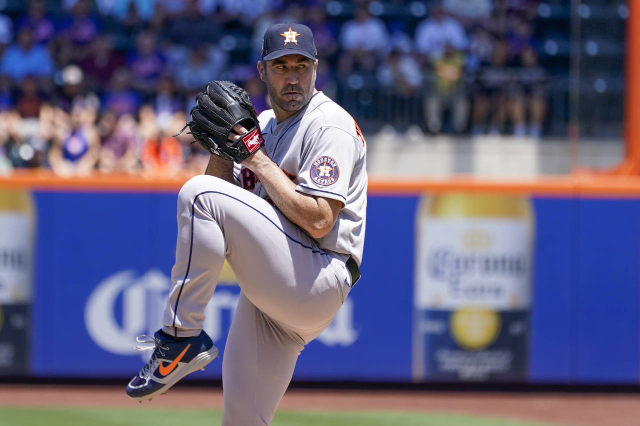 Houston Astros starting pitcher Justin Verlander delivers against the New York Mets during the firs...