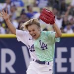 
              Jojo Siwa reacts after missing a fly ball during the MLB All Star Celebrity Softball game, Saturday, July 16, 2022, in Los Angeles. (AP Photo/Mark J. Terrill)
            