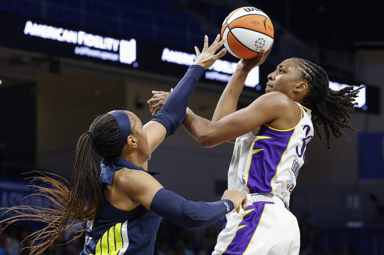 Los Angeles Sparks forward Nneka Ogwumike, right, drives to the basket past Dallas Wings forward Ka...