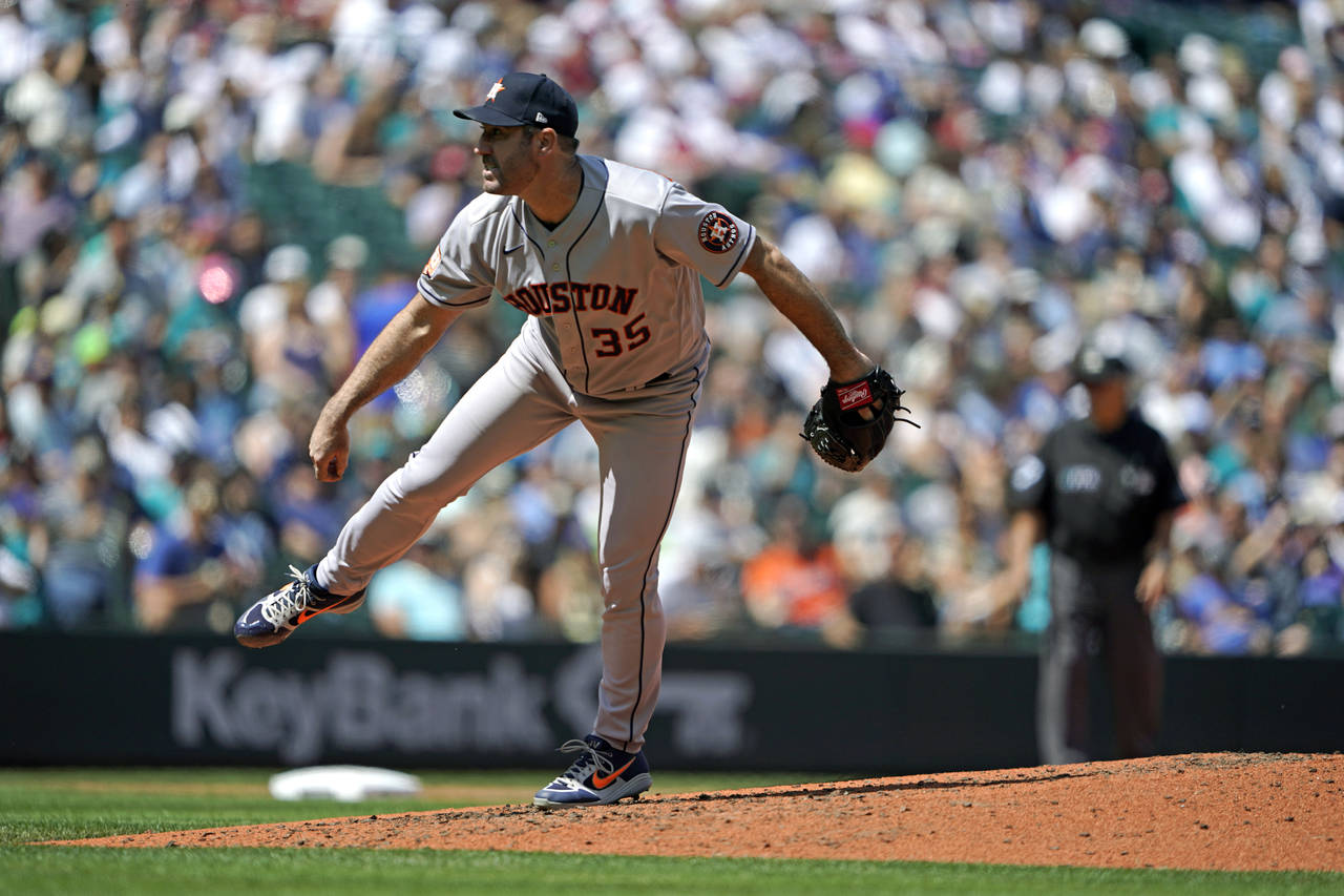 Houston Astros starting pitcher Justin Verlander throws against the Seattle Mariners during the fif...
