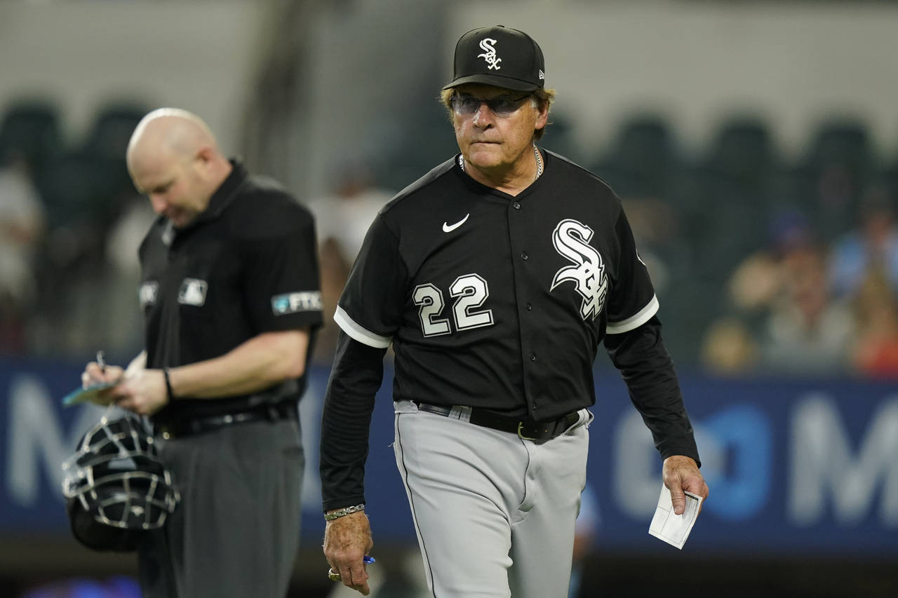 Chicago White Sox manager Tony La Russa (22) walks back to the dugout after conferring with hone pl...