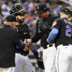 
              New York Mets starting pitcher Taijuan Walker, center, hands the ball bo manager Buck Showalter, left, during the second inning of the team's baseball game against the Atlanta Braves on Friday, Aug. 5, 2022, in New York. (AP Photo/Frank Franklin II)
            