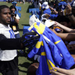 
              Los Angeles Rams linebacker Bobby Wagner signs autographs during an NFL football practice Saturday, July 30, 2022, in Irvine, Calif. (AP Photo/Mark J. Terrill)
            