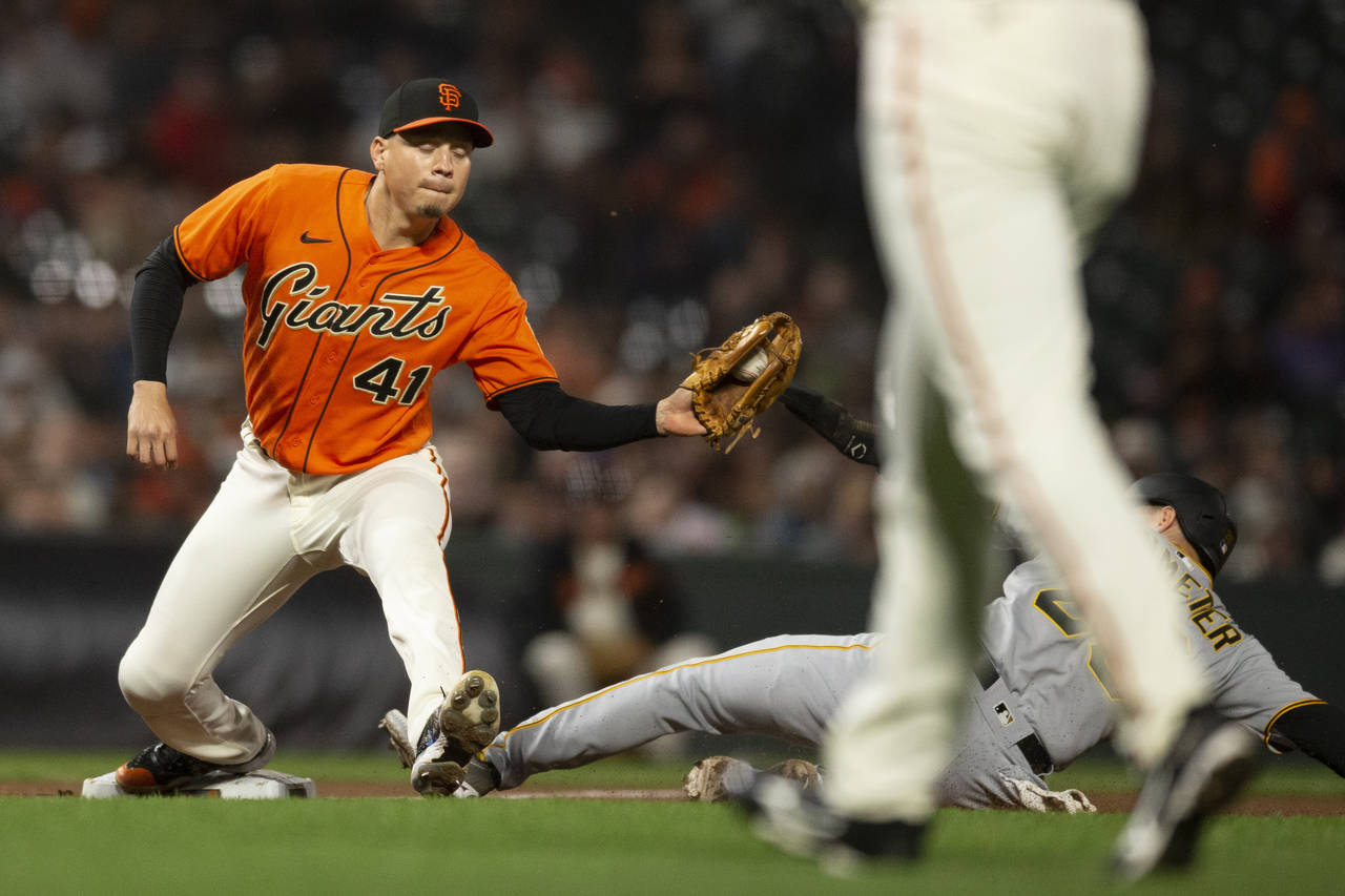 SF Giants' Carlos Rodon pitches complete game, strikes out 12 in