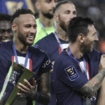
              Neymar (izquierda) del Paris Saint-Germain sostiene el trofeo al celebrar con su compañero Lionel Messi tras vencer a Nantes en la final de la Supercopa de Francia, el 31 de julio de 2022, en Tel Aviv. (AP Foto/Ariel Schalit)
            