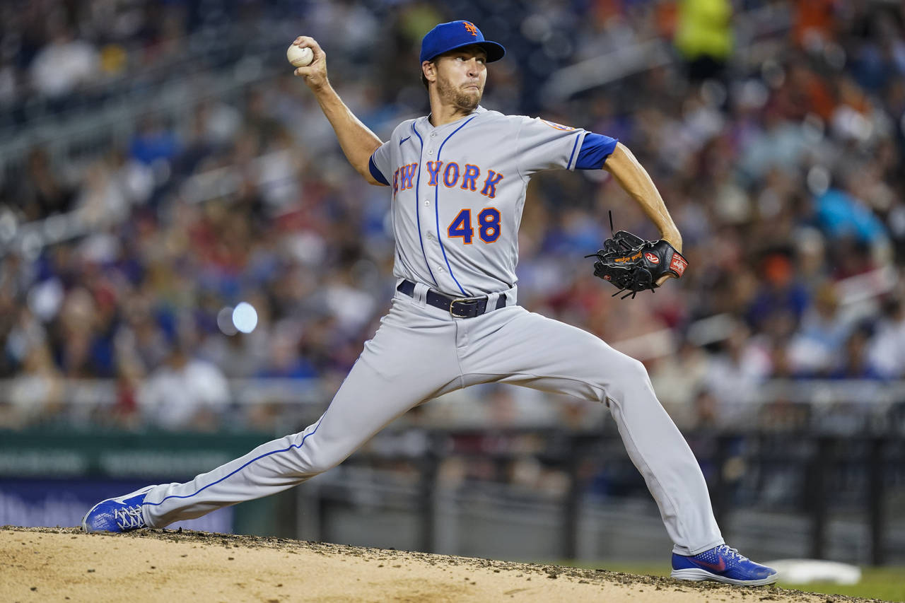 New York Mets starting pitcher Jacob deGrom throws during the fifth inning of a baseball game again...