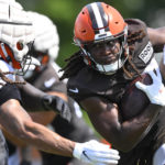 
              Cleveland Browns running back Kareem Hunt runs with the ball during the NFL football team's training camp Wednesday, Aug. 3, 2022, in Berea, Ohio. (AP Photo/David Richard)
            