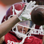 
              Oklahoma's Drake Stoops catches a pass during the NCAA college football team's practice Tuesday, Aug. 16, 2022, in Norman, Okla. (AP Photo/Sue Ogrocki)
            
