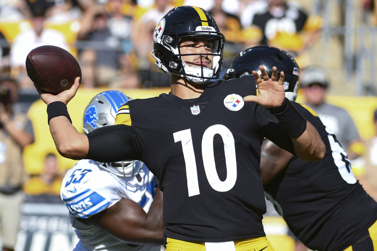 Pittsburgh Steelers quarterback Mitch Trubisky (10) passes against the Detroit Lions during the fir...