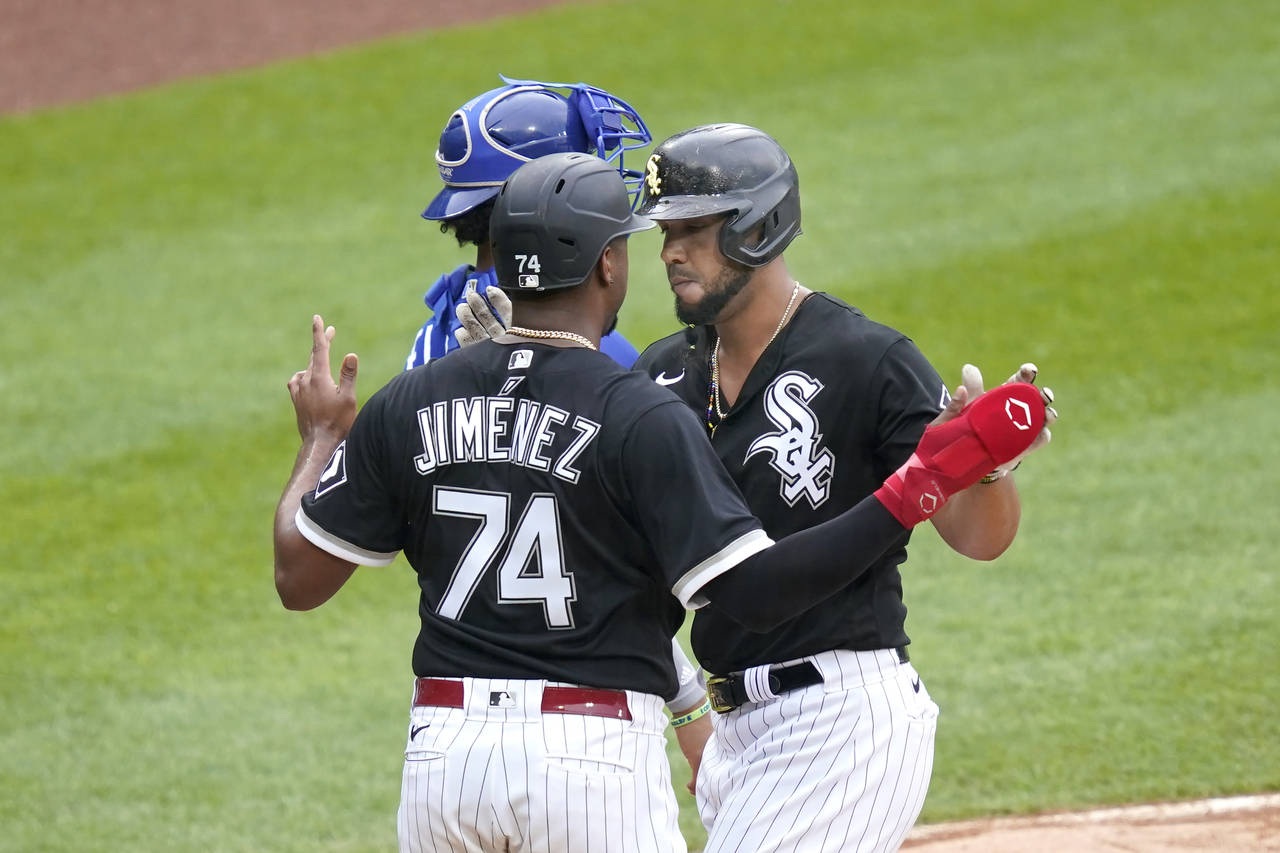 Chicago White Sox's Jose Abreu, right, celebrates his three-run homer off Kansas City Royals starti...
