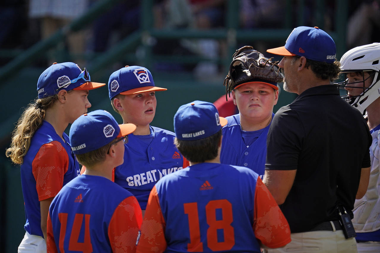 Hagerstown, Ind. manager Patrick Vinson, right, talks with his team on the mound during the second ...