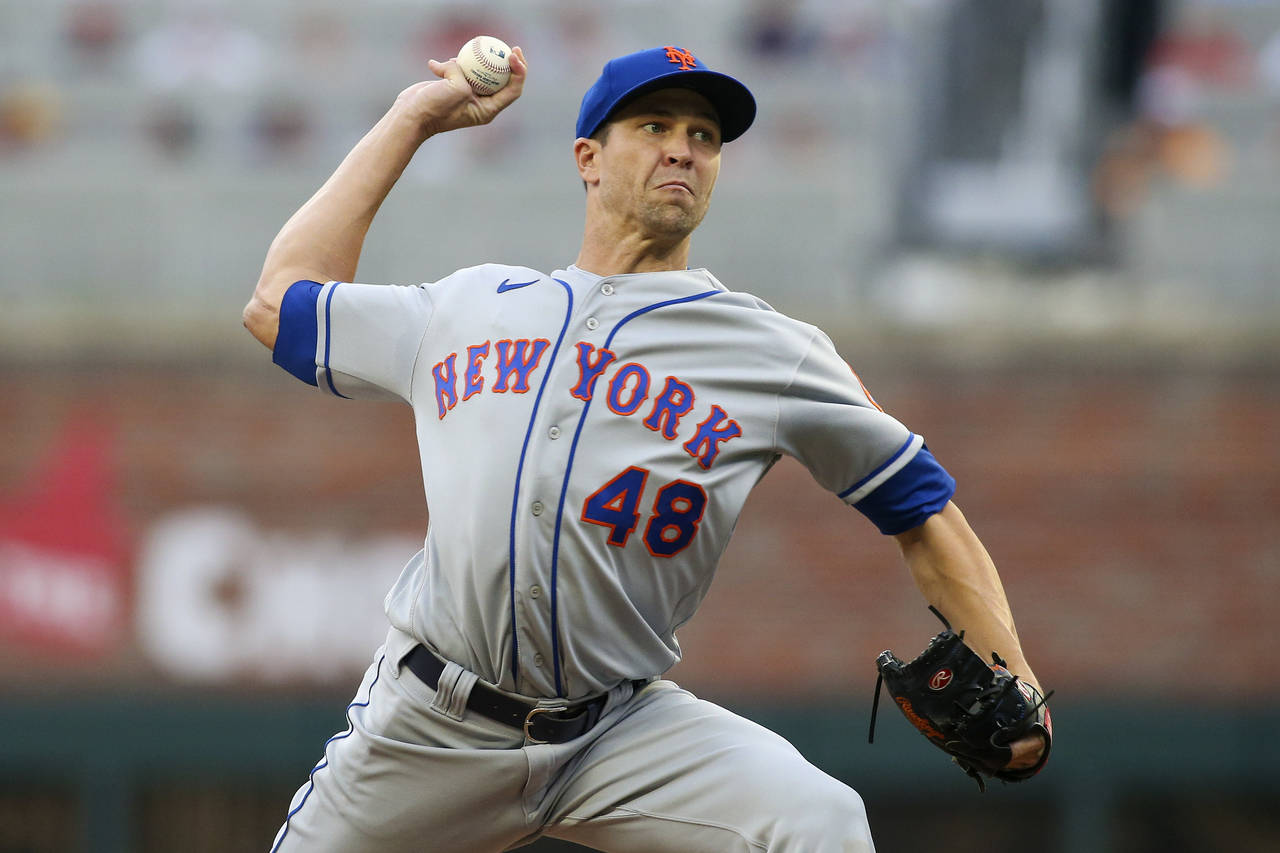 New York Mets starting pitcher Jacob deGrom throws during the first inning of the team's baseball g...