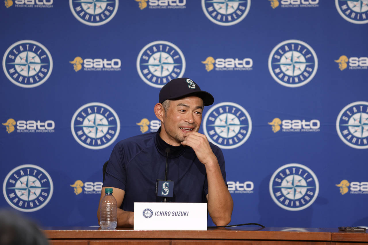 Ichiro Honored by Mariners, Gives Speech to Fans 