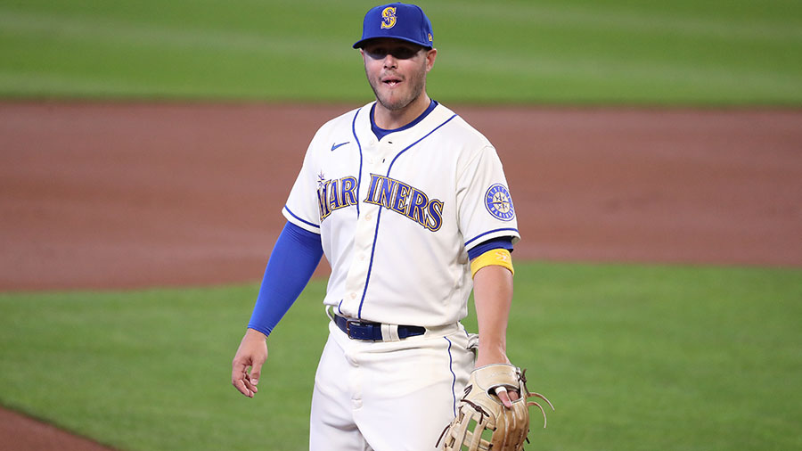 Seattle Mariners third baseman Jake Lamb gets a hit in the fourth News  Photo - Getty Images