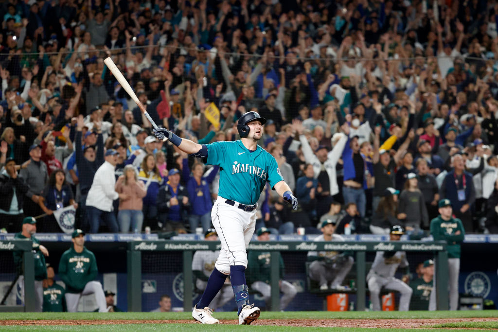 Relive Cal Raleigh\'s magical home run that sent Mariners to playoffs