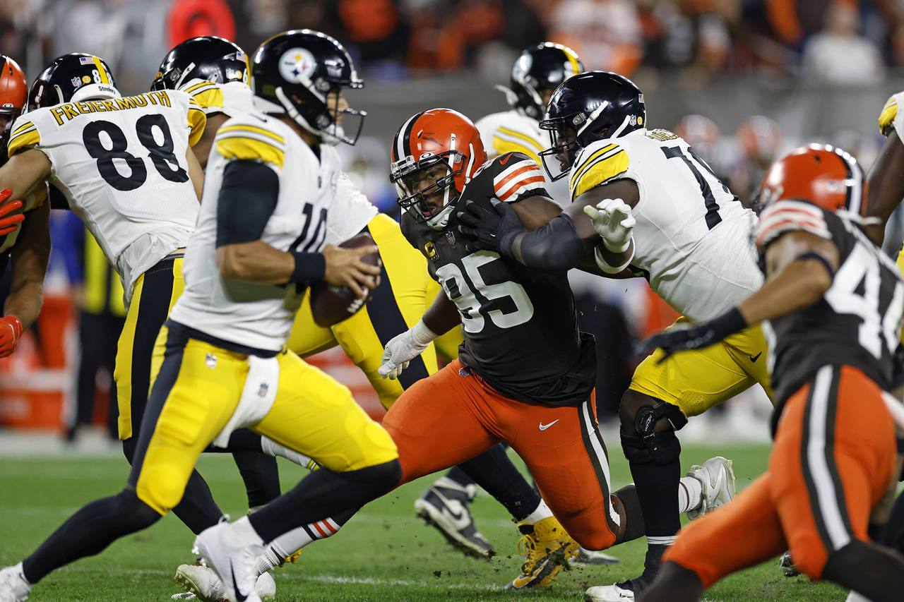 Browns' Garrett released from hospital after scary crash - Seattle Sports