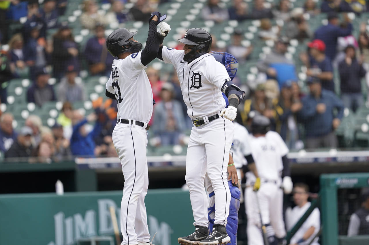 Javier Baez hits reviewed walk-off single in Tigers debut