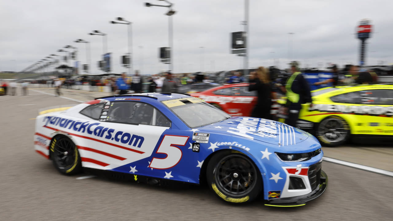 Kyle Larson (5) drives on pit road after making a run during qualifying for a NASCAR Cup Series aut...