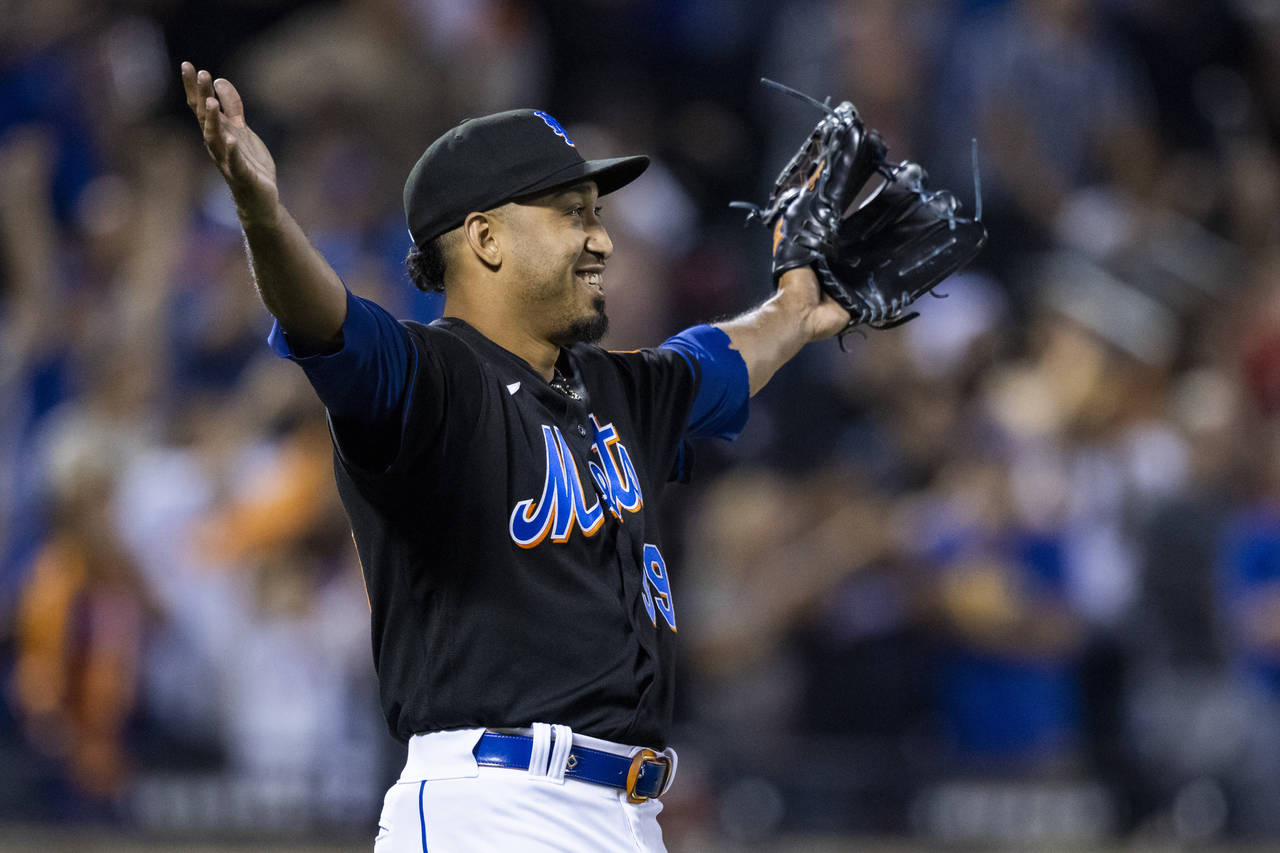 New York Mets relief pitcher Edwin Diaz celebrates the win after a baseball game against the Pittsb...