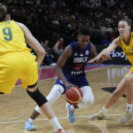 
              Serbia's Yvonne Anderson, centre, attempts to pass Australia's Bec Allen, left, and Steph Talbot during their game at the women's Basketball World Cup in Sydney, Australia, Sunday, Sept. 25, 2022. (AP Photo/Mark Baker)
            