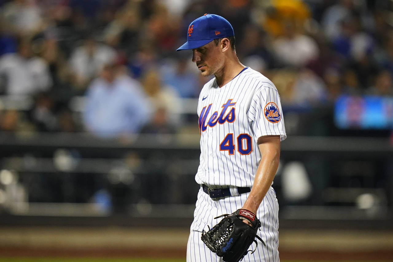 New York Mets starting pitcher Chris Bassitt reacts as he leaves during the fourth inning of a base...