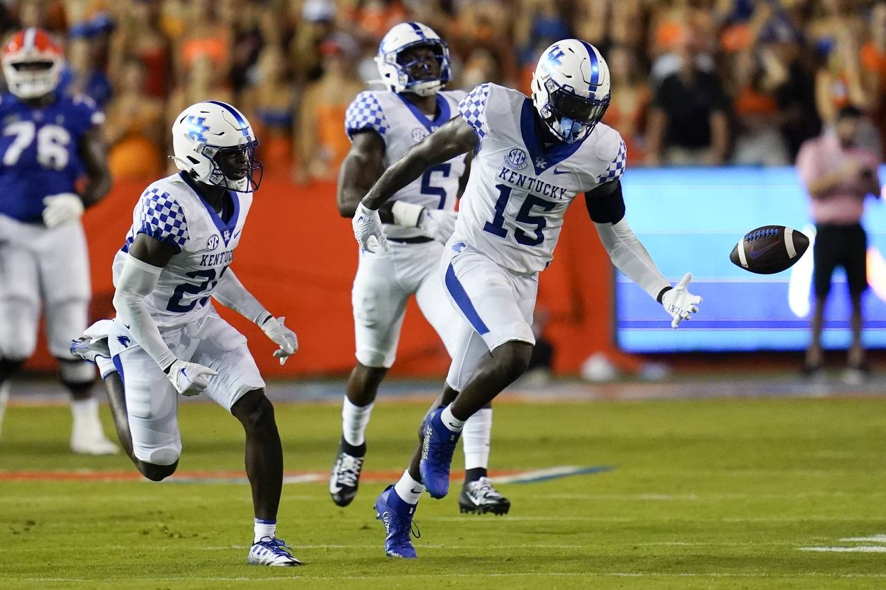 Kentucky linebacker Jordan Wright (15) goes after a tipped pass but can't get there to make the int...