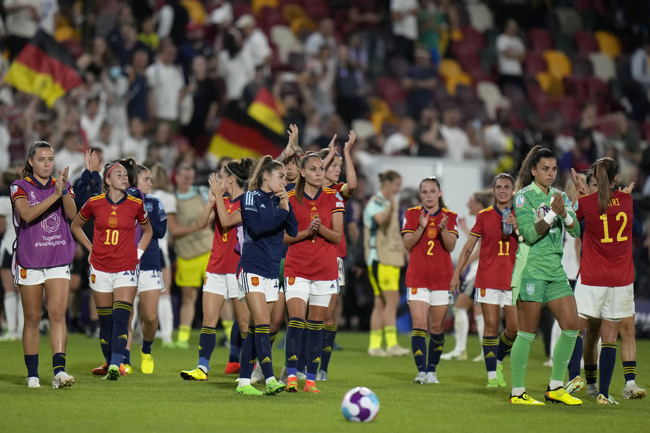 FILE - Spain players applaud the fans at the end of a Women Euro 2022 group B soccer match against ...