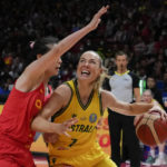 
              Australia's Tess Madgen attempts to get past China's Wang Siyu during their semifinal game at the women's Basketball World Cup in Sydney, Australia, Friday, Sept. 30, 2022. (AP Photo/Mark Baker)
            
