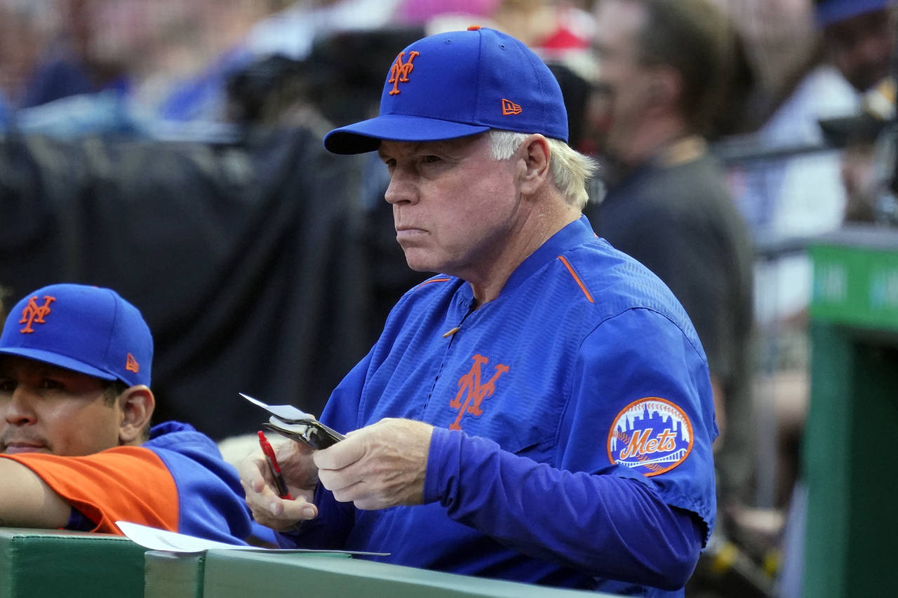 New York Mets manager Buck Showalter stands in the dugout during the second inning of the team's ba...