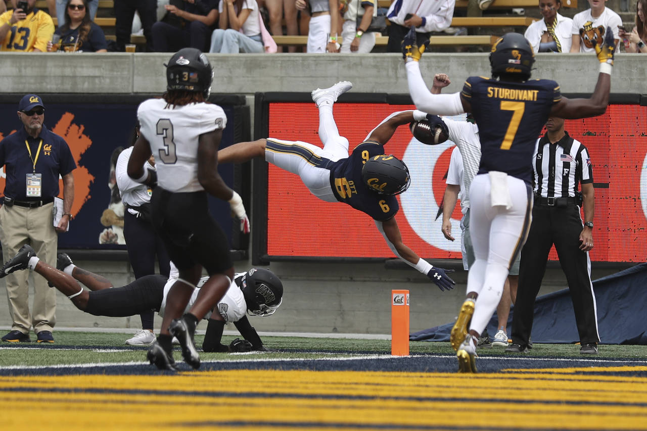 California running back Jaydn Ott (6) dives for a touchdown against UNLV during the first half of a...