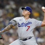 
              El abridor de los Dodgers de Los Ángeles, Julio Urías, lanza en el primer inning del juego de la MLB contra los Padres de San Diego, el 28 de septiembre de 2022, en San Diego. (AP Foto/Gregory Bull)
            