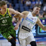 
              Goran Dragic of Slovenia, right, in action against Marius Grigonis of Lithuania during the FIBA EuroBasket 2022 group B stage match between Slovenia and Lithuania in Cologne, Germany, Thursday, Sept. 1, 2022. (Zsolt Czegledi/MTI via AP)
            