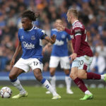 
              Everton's Alex Iwobi, left, and West Ham United's Jarrod Bowen go for the ball during the English Premier League soccer  match between Everton and West Ham, at Goodison Park, Liverpool, England, Sunday Sept. 18, 2022. (Isaac Parkin/PA via AP)
            