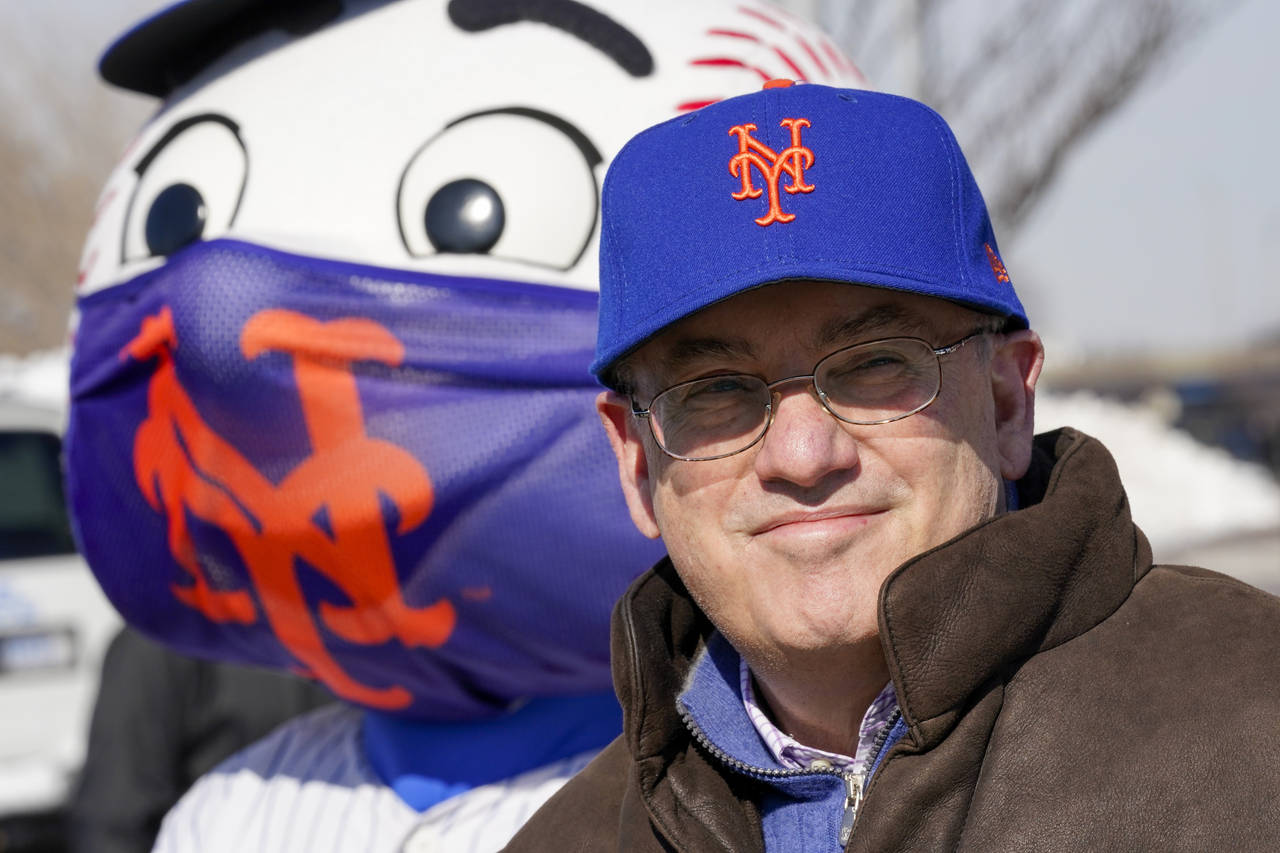 FILE - New York Mets owner Steve Cohen, right, and team mascot Mr. Met, left, attend a news confere...
