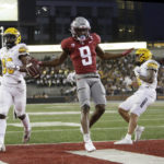 
              Washington State wide receiver Renard Bell (9) runs for a touchdown during the first half of an NCAA college football game against Idaho, Saturday, Sept. 3, 2022, in Pullman, Wash. (AP Photo/Young Kwak)
            