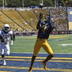 
              California wide receiver Jeremiah Hunter (3) reaches to catch a touchdown pass in front of UC Davis' Jehiel Budgett (3) during the first half of an NCAA college football game in Berkeley, Calif., Saturday, Sept. 3, 2022. (Jose Carlos Fajardo/Bay Area News Group via AP)
            