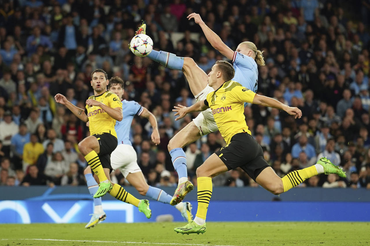 Manchester City's Erling Haaland, right, scores his side's 2nd goal during the group G Champions Le...