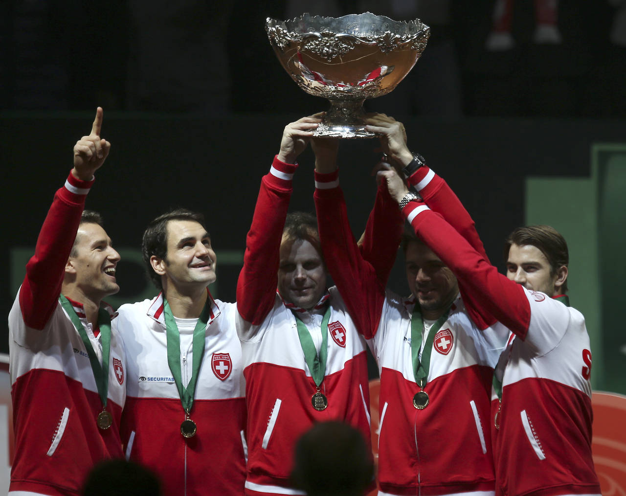 FILE - Swiss team, from left, Marco Chiudinelli, Roger Federer, coach Severin Luthi , Stanislas Waw...