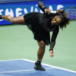 
              La estadounidense Serena Williams hace una devolución a la australiana Ajla Tomlanovic en la tercera ronda del Abierto de Estados Unidos, el viernes 2 de septiembre de 2022 (AP Foto/Frank Franklin II)
            